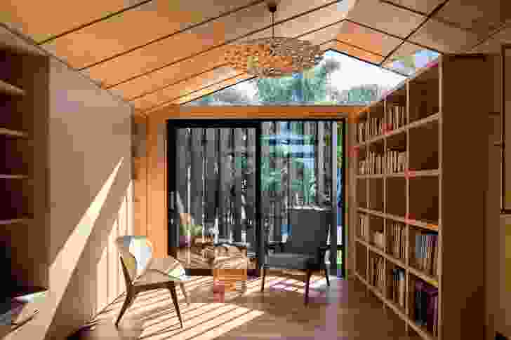 Sunlight streams through the operable louvres into the reading room, which can be transformed into a guest bedroom thanks to a built-in fold-out bed.