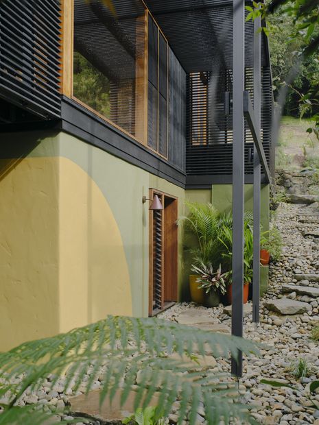 On the lower level, the home’s 1970s roots are acknowledged through geometric forms painted on the newly textured render applied to the existing split-face blockwork.