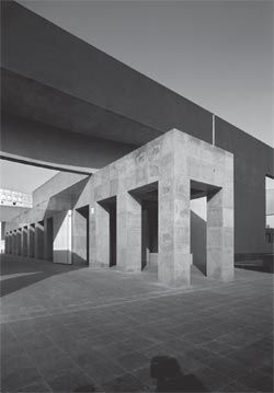 The front entry
colonnade, looking from the main entrance towards
the chancery. Photograph John Gollings.