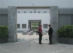 View on the cross-axis from the ambassador’s
entry courtyard across the chancery courtyard to the
residential garden beyond. Photograph Ben McMillan.