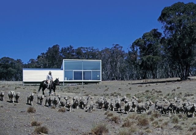 Imagined as a pure form in the landscape, the design for Bombala Farmhouse captures the minimalist aesthetic of modernist artworks.