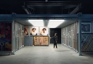 档案的位置,使游客可以直接参与货架系统。作品(从左起顺时针方向):Tuppy Goodwin, Christian Thompson, Charlie Tararu Tjungurrayi和Lisa Wolfgramm。