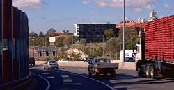The western
facade of the new
building engages
with the movement
of the traffic.
A moiré effect is
produced by the
combination of
bronze anodized
aluminium slats
and an inner wall
of white with black
vertical stripes.