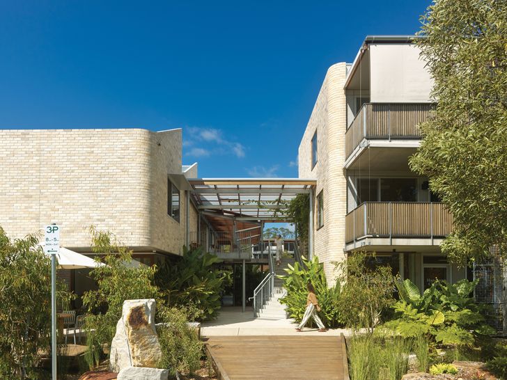 Ready transitions between inside and outside recall the organic style of the Sydney School.