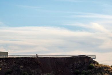 Valley Lake Lookout is set within a new residential estate built on the site of the former Niddrie Quarry in Melbourne’s north-west.