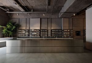 店内广泛使用的纹理花岗岩与巨大的不锈钢柜台形成对比。