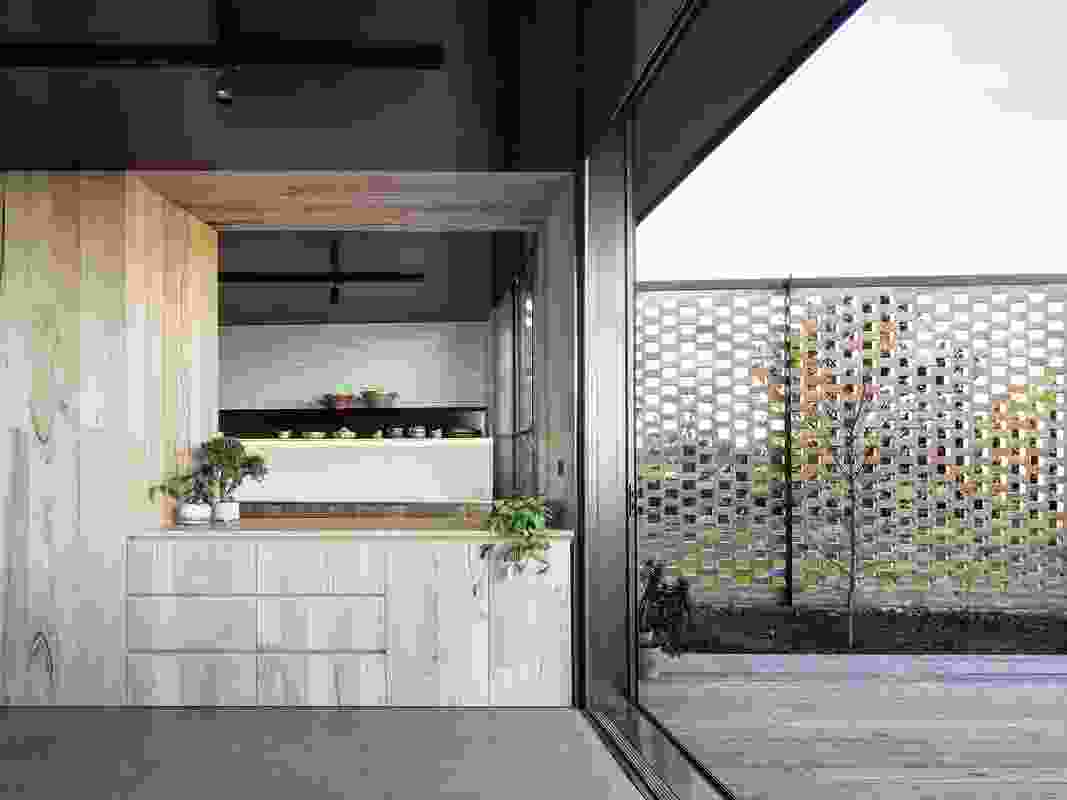 Taking cues from Harry Seidler’s Rose Seidler House in Sydney, the servery connects the kitchen to the living areas.