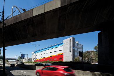 The Woolloomooloo Apartments in Sydney provide a quiet retreat from the city, despite being situated near a motorway and railway.