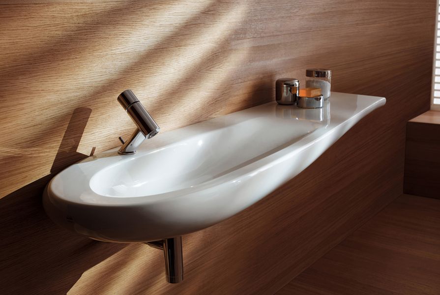 The new Ilbagno Alessi One wave-shaped washbasin by Stefano Giovannoni.