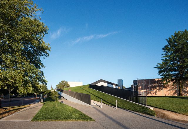 The amount of publicly accessible space retained by the architects in the design of the Orange Regional Museum is no small feat, given the scale of the work.