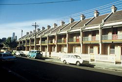 By the 1880s the terraces had “Aussie” verandahs, but still had dark roofs, small windows and poor orientation. The principal facade, with the verandah, faces the street, not the winter sun and the summer breezes. Image: Tone Wheeler