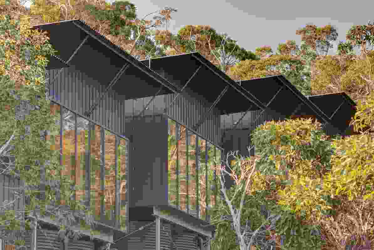 Architect Andrew Burns has drawn on the lineage of walking lodges designed by Ken Latona. Profiled metal roofs supported by exposed outriggers reference Latona’s design for the Bay of Fires building.