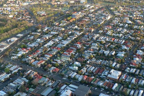 Aerial view of Clifton Hill looking north by ”WalkingMelbourne”, licensed under  CC BY-SA 3.0   
