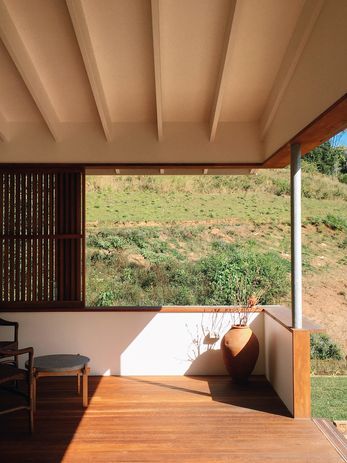 Cooroy House is oriented to the landscape and northern sun, creating a grander entry and entertaining space.