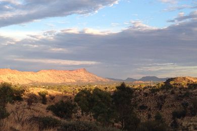 The site recommended for the (as yet unbuilt) National Aboriginal Art Gallery was the Desert Park precinct of Mparntwe (Alice Springs), at the foot of the ranges rising to Alhekulyele (Mount Gillen).