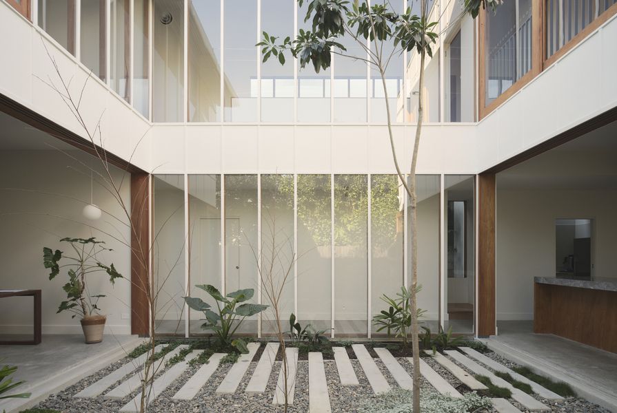 A courtyard divides the home into two volumes and gives it two northerly aspects.