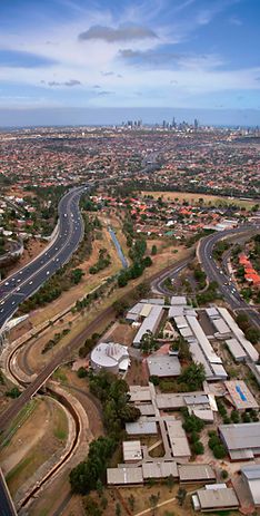 Aerial view
of Strathmore
Secondary College.
The spiral form of
the Victorian Space
Science Centre,
responding to the
freeway and its
fl yovers, is seen
to the left.