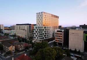 The UNSW Health Translation Hub, designed by Architectus and delivered by Plenary Group, occupies a pivotal intersection between UNSW’s campus and the hospital precinct in Sydney’s Randwick.