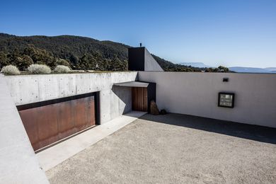 A green roof over the garage completes the dramatic impression of the entry courtyard.