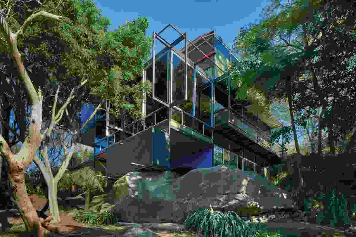 Floating above the boulders and cliffs of its site, the house contrasts with the natural setting rather than harmonizing.