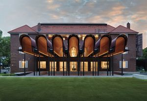 在经过翻新的Esme Cahill建筑中,原立面的七个平拱(参考了Filippo Brunelleschi在佛罗伦萨的历史弃婴医院)被戏剧性地挤压成三维形式,定义了一个巨大的室外遮篷。