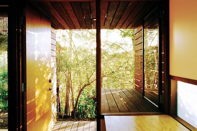 Armstrong house 2002. The freestanding studio addition extends away from the house to nestle amongst the lush greenery of the site.