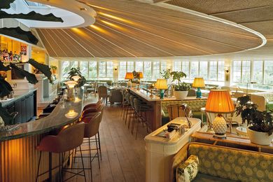 Rattan panels accentuate the form of the ceiling and are a reminder of “a straw hat that would have been worn on a paddle steamer.”