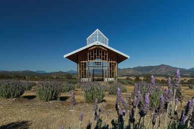 The Kooroomba Chapel adapts the traditional chapel form and orchestrates a carefully calibrated balance between architecture and landscape.