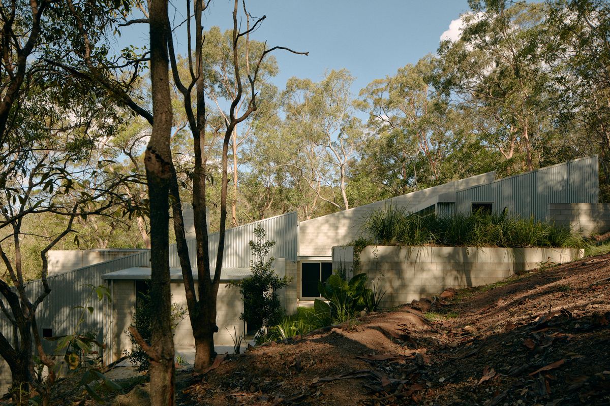 A finely crafted bunker: Mt Coot-Tha House | ArchitectureAU