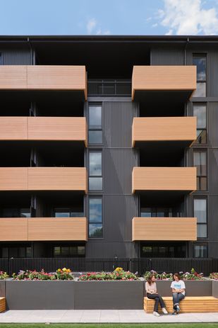 The facade of the interconnected townhouses has been designed to be inconspicuous, helping to destigmatize social housing by blending into the residential landscape.