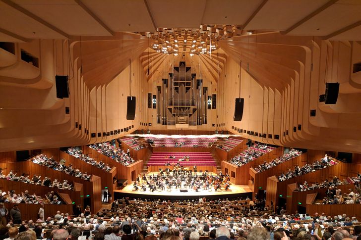 فضای داخلی اصلی سالن کنسرت خانه اپرای سیدنی توسط پیتر هال توسط Nick-D، با مجوز Creative Commons Attribution-Share Alike 3.0 Unported