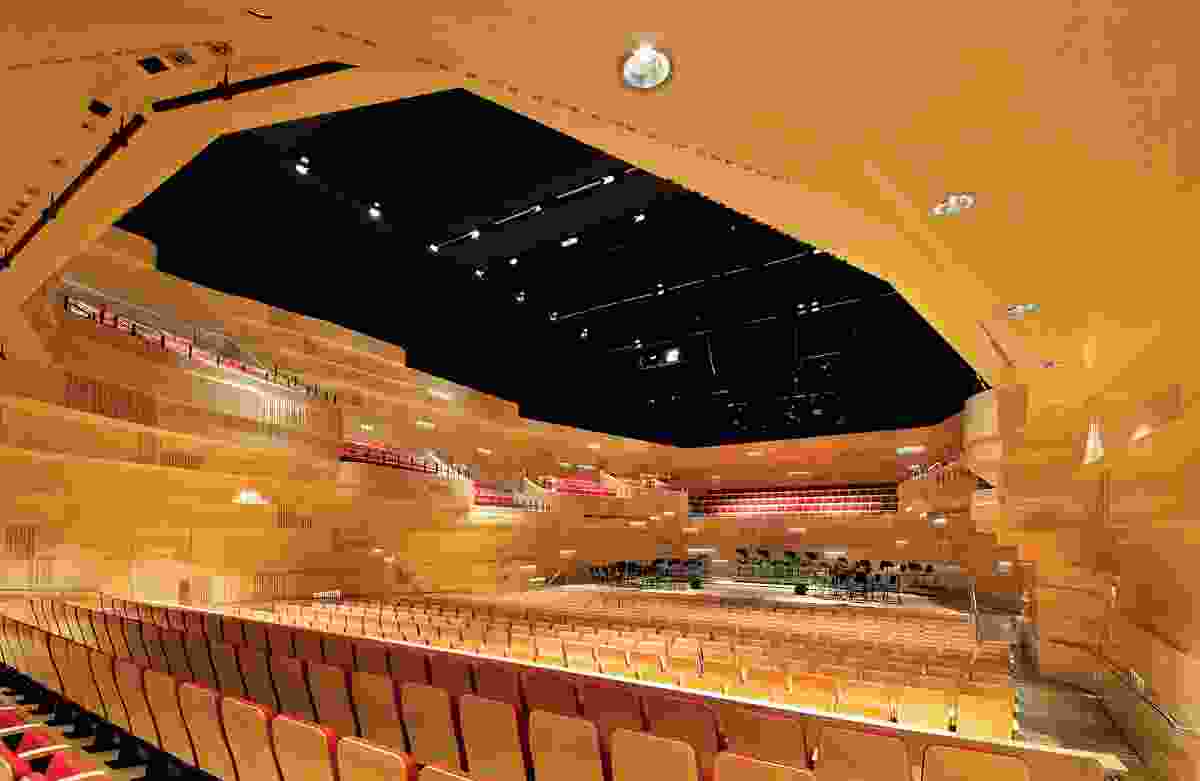 The extended balconies of the thousand-seat concert hall reflect the extended walls of the exterior. 