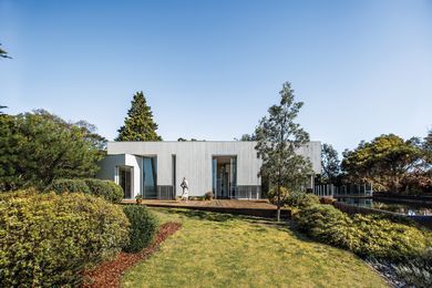 Located on Victoria’s Mornington Peninsula, Mt Eliza House is arranged in a courtyard plan, with the main shared living wing cranked to face due north.