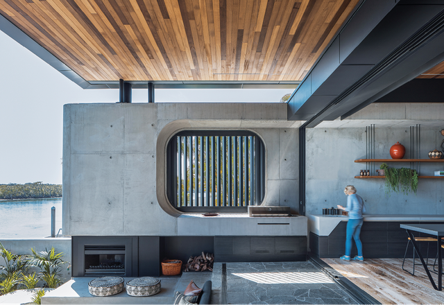 The floating roof ties together the home’s concrete and timber elements and gives lightness to its form.