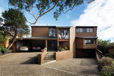 Entered at the base of a short cul-de-sac, the McDonald-Smith House is stretched across a wedge-shaped site.