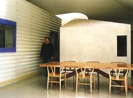 The fragmented white cube houses a study space
and defines the western edge of the large living
and dining areas. The skylight over the west passage can be seen in the background.