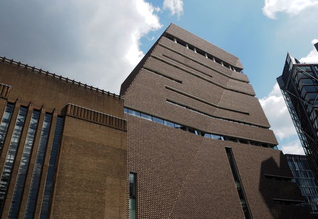 The brick of Tate Modern Switch House by Herzog and de Meuron is a recognizable element of scale.