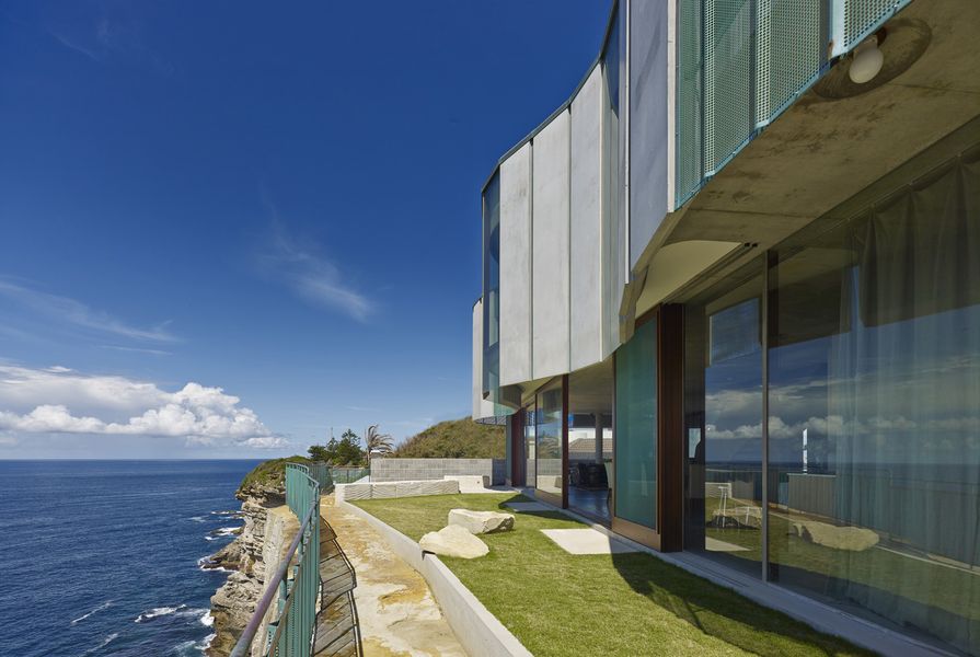 An ‘oyster’ on a cliff: Light House | ArchitectureAu
