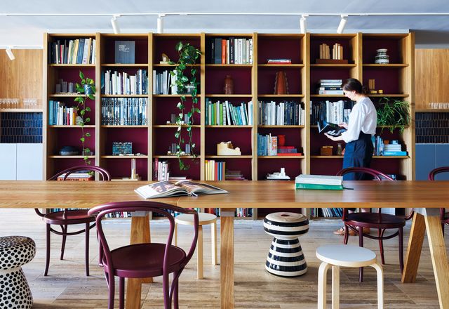 一个宽敞的多功能图书馆足够大，可以容纳活动和会议以及必要的日常设施。