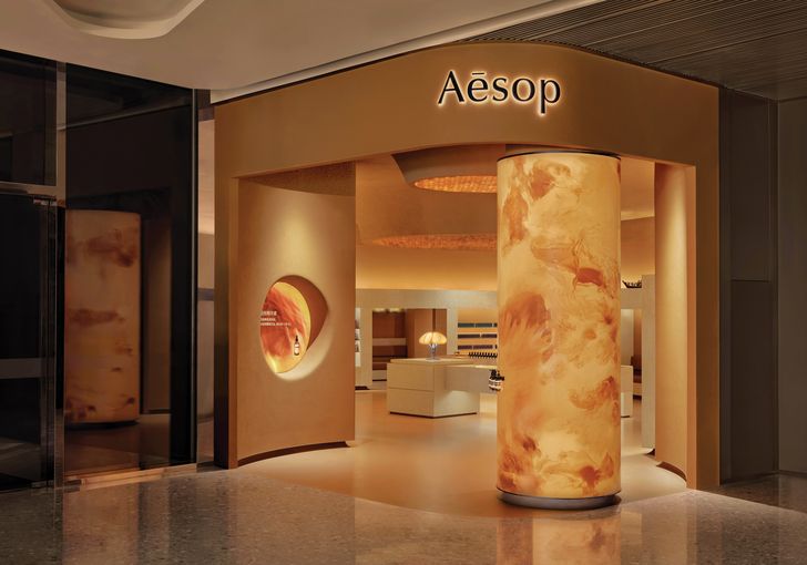 Aēsop’s Hainan store in China, which opened in December 2024. Designed by Aēsop’s in-house architects, the store features Other Matter Architectural Film wrapping the internal entrance column.