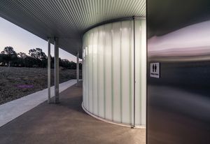 由Kerstin Thompson建筑事务所设计的维多利亚地区Jock Comini储备设施(2019),在优先考虑安全的同时,满足了多元文化和性别偏好。