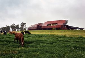 Programmatic shifts are expressed externally, signalling the transition from barn to shed and alluding to the collection of buildings that typically characterize farm settings.