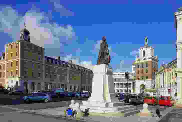 Queen Mother Square in Poundbury, Dorset by Léon Krier, licensed under Creative Commons Attribution-Share Alike 4.0 International license.