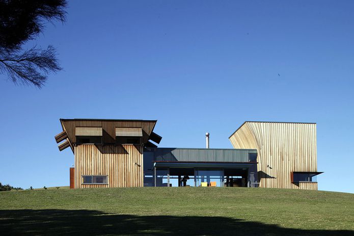 The exterior of the stunning Waiheke Island House, built in 2007. The centre pavilion opens up on both sides depending on wind direction.