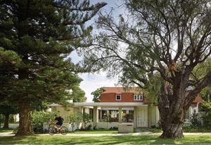 The house occupies a site that, for two decades, had been maintained as a fenced private lawn. A cloister at the street corner preserves the memory of this emptiness.