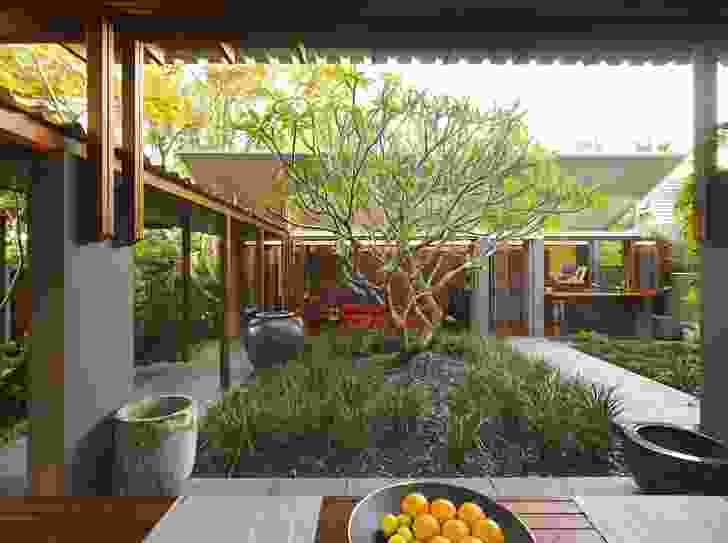 Garden House by Peter Stutchbury (2007) references Balinese courtyard architecture.