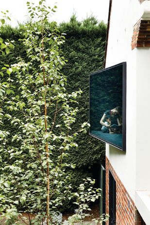 Protruding window seats in the kitchen and children’s playroom orient themselves to the yard, allowing inhabitants to sit ‘in’ the garden.