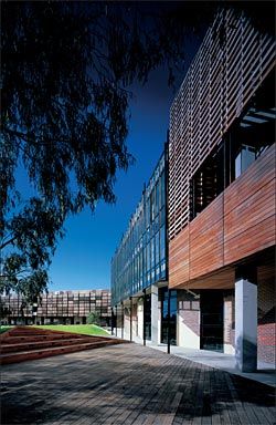 Looking towards
the timber battens of
the northern teaching
building, with a
landscaped area in the
foreground.