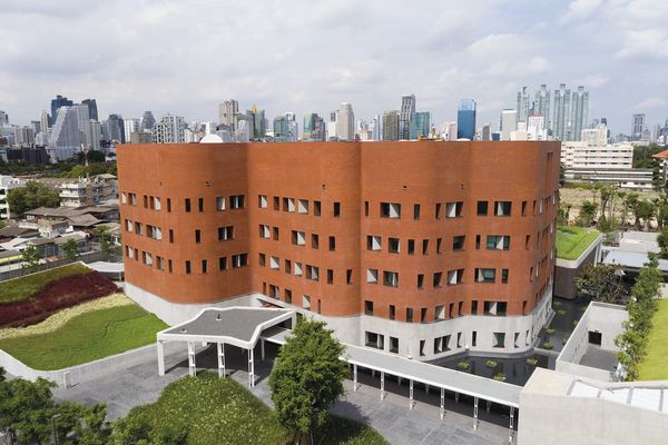 With red brick walls draping “like weightless curtains,” the chancery building is the centrepiece of the embassy complex, its undulating form evoking Australian desert landforms.