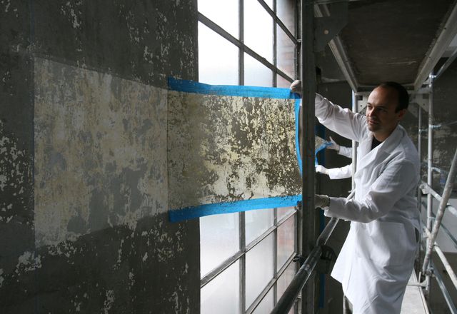 Jorge Otero-Pailos cleaning the wall of the Alumix factory in 2008.